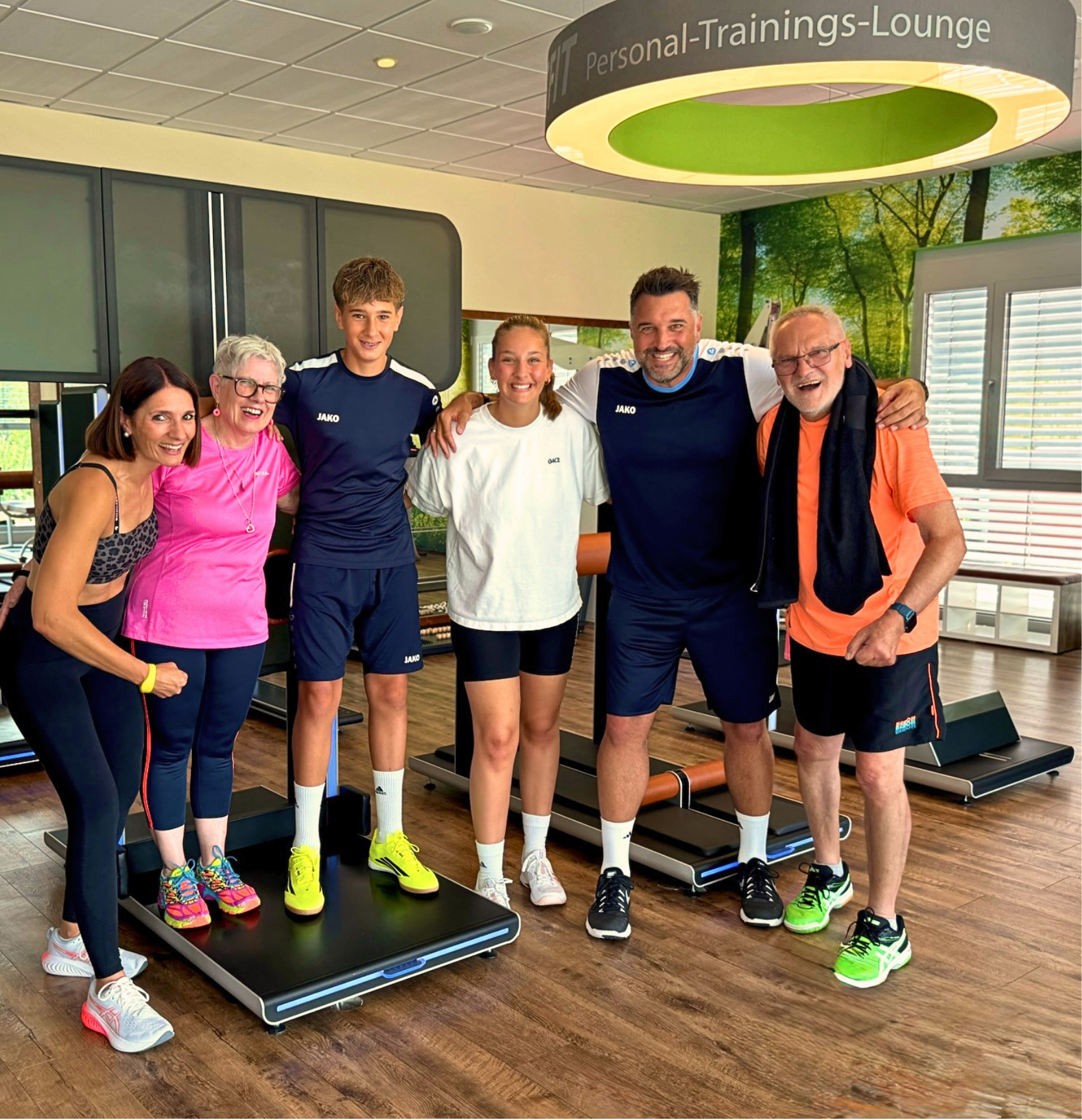 Familie beim gemeinsamen Training im GET FIT