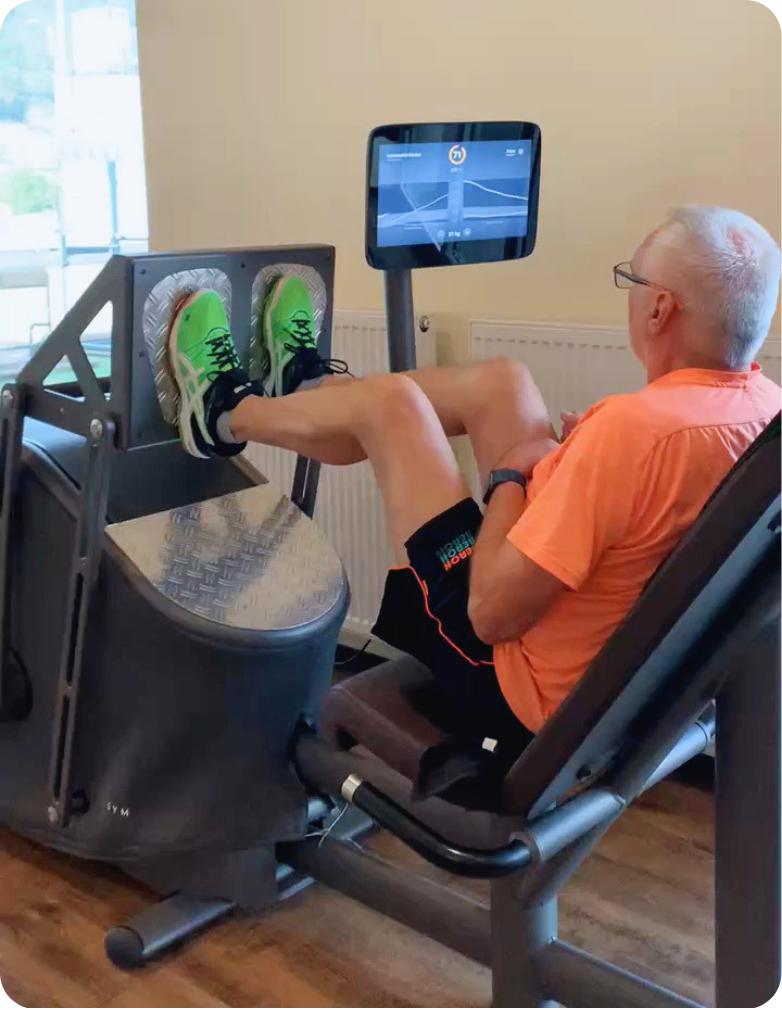 Opa trainiert mit Explonic am EGYM-Gerät